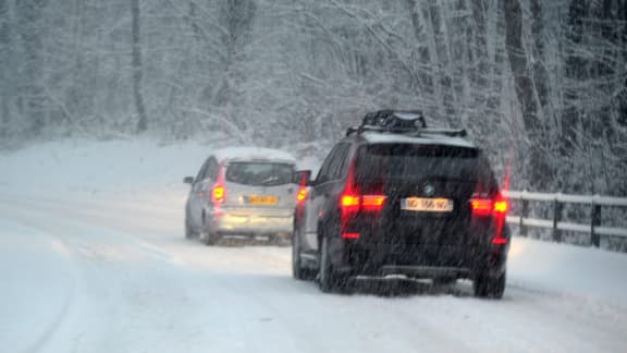 Voitures sur les routes enneigées de Savoie le 27 décembre 2014.