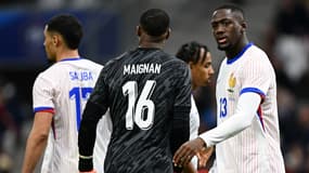 Mike Maignan en discussion avec Ibrahima Konaté après un but encaissé par la France contre le Chili, le 26 mars 2024