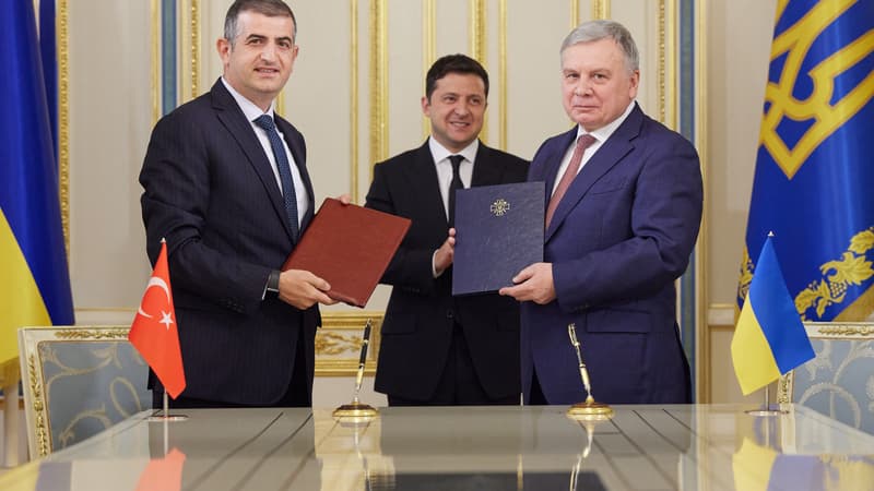En 2021, l'Ukraine signait un important contrat pour l'achat de drones turcs. Photo : le président Zelensky  avec le ministre de la Défense Andriy Taran (à droite) et Haluk Bayraktar, CEO de Baykar. 