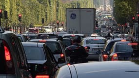 Un embouteillage sur les Champs Elysées.