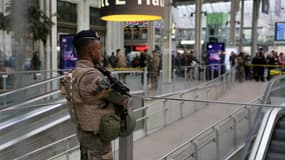 Un soldat de l'opération Sentinelle dans un hall de la gare de Lyon à Paris le 3 février 2024 après une attaque à l'arme blanche.