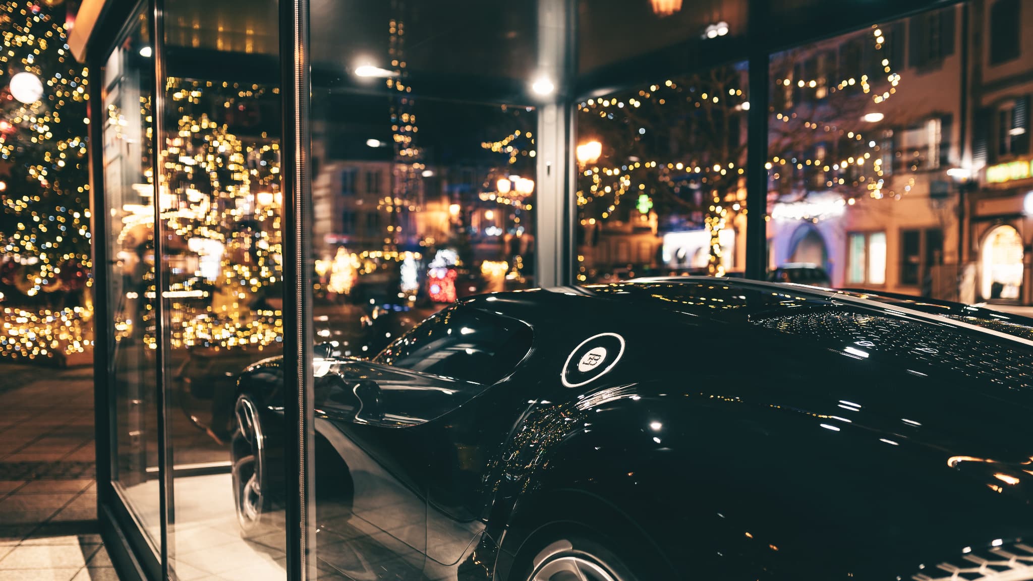 Pour Noël, une réplique de "La Voiture Noire" est exposée sur la place de l'Hôtel de ville de Molsheim.
