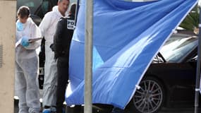 La police scientifique analyse la voiture criblée de balle de Me Sollacaro après son assassinat près d'Ajaccio.