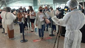 Contrôle sanitaire à l'arrivée de touristes européens à l'aéroport international Enfidha-Hammamet, àproximité de la ville tunisienne de Sousse, le 22 mai 2021