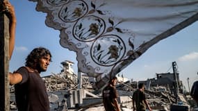 Des Gazaouis profitent du cessez-le-feu pour rentrer chez eux, le 6 août 2014.