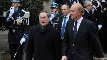 Le nouveau ministre français de l'Intérieur, Claude Guéant (à gauche), ici avec son prédecesseur Brice Hortefeux lors de la passation des pouvoirs, a promis de lutter contre l'immigration irrégulière, à l'heure où les crises tunisienne et libyenne présage