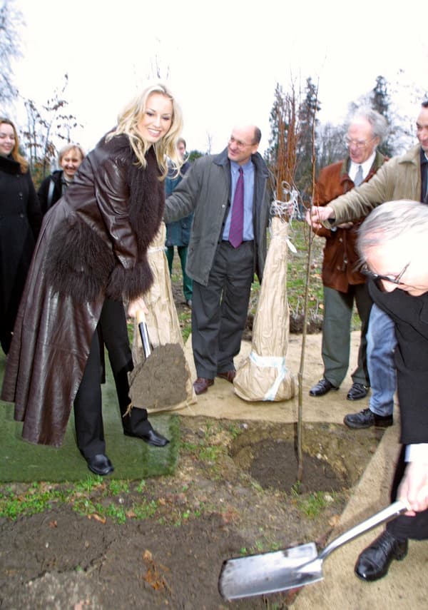 Adriana Karembeu plante, dans le parc du château de Versailles, un tilleul offert par le président slovaque, le 12 décembre 2000.