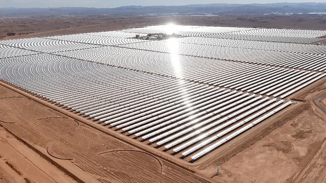 La centrale solaire Noor, située dans le désert du Sahara près de Ouarzazate, occupe une superficie de 160 hectares.