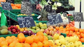 Un étal de fruits.