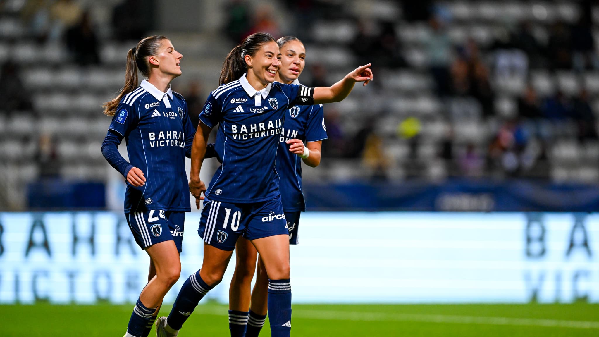 Clara Matéo et les joueuses du Paris FC face à Saint-Etienne, le 27 septembre 2025.