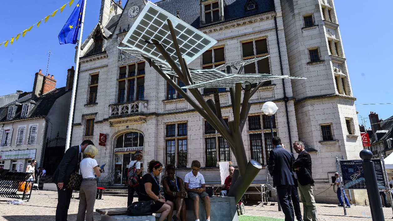 Le premier eTree européen a été installée place Carnot à Nevers. Le premier eTree européen a été installée place Carnot à Nevers.