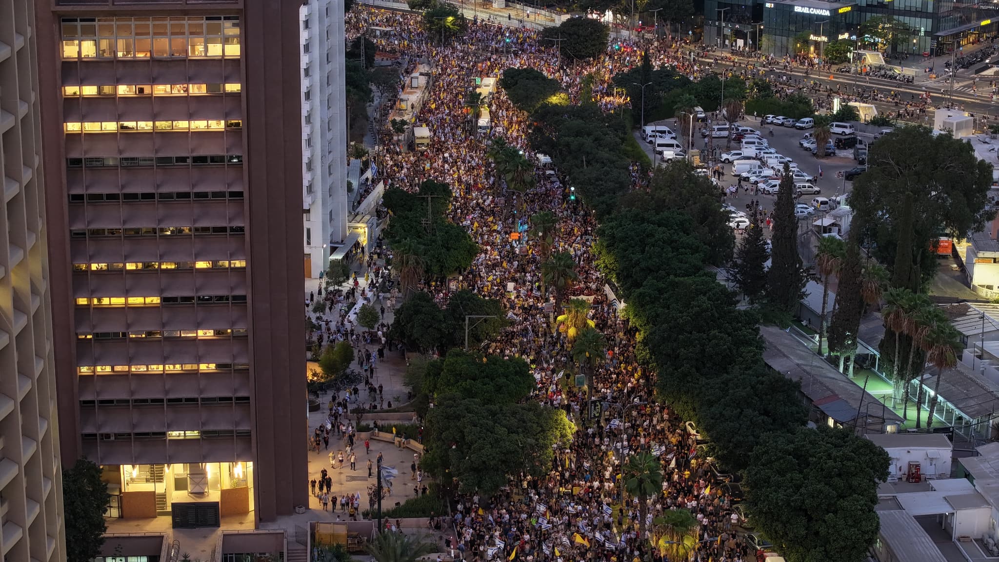 "NOTRE MONDE S'EST EFFONDRÉ": UNE IMMENSE MANIFESTATION À TEL-AVIV POUR DEMANDER LA FIN DE LA GUERRE À GAZA ET LE RETOUR DES OTAGES