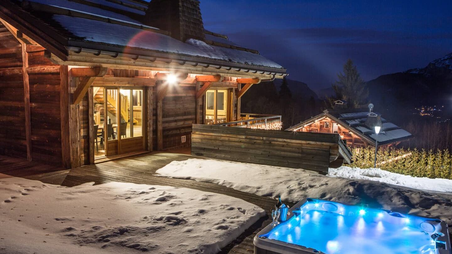 Vue du jacuzzi d'un des chalets proposé par Homanie à Saint-Gervais. Vue du jacuzzi d'un des chalets proposé par Homanie à Saint-Gervais.