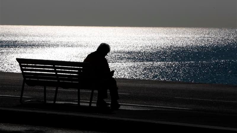 En France, 350.000 immigrés âgés de plus de 65 ans, parmi les 800.000 immigrés de plus de 55 ans vivant dans l'Hexagone, sont confrontés à des conditions de logement précaires et inadaptées aux besoins de personnes en perte d'autonomie, à des problèmes d'