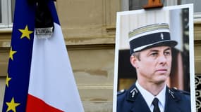 Un portrait du Lieutenant-Colonel Arnaud Beltrame lors d'un hommage au ministère de l'Intérieur, le 28 mars 2018 à Paris.