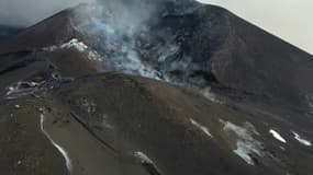 Des gaz s'échappent du volcan Cumbre Vieja à Tacande, sur l'île espagnole de La Palma, dans l'archipel des Canaries, le 14 décembre 2021