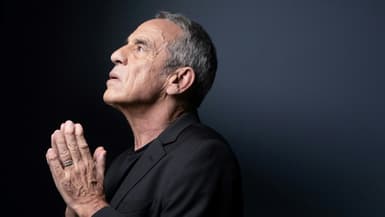 Le producteur et animateur Thierry Ardisson pose à Paris le 20 avril 2022 