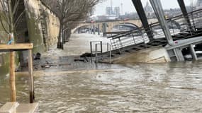 La Seine en crue à Paris dimanche 12 janvier 2025.