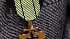 La croix de l'ordre de la Libération, que l'île de Sein est l'une des cinq communes de France à avoir reçu. L'île bretonne, située à l'ouest de la Pointe du Raz, dans le Finistère, a célébré jeudi la mémoire des 126 îliens qui furent parmi les tout premie