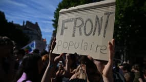 Un manifestant tient un écriteau « Front populaire » lors d'une manifestation contre le parti d'extrême droite français « Rassemblement national » (RN) à Marseille, dans le sud de la France, le 10 juin 2024, un jour après que le parti a remporté les élections européennes en France.