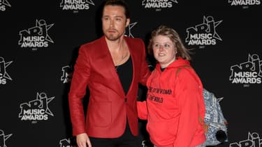 Julien Doré et une fan aux NRJ Music Awards à Cannes le 4 novembre 2017