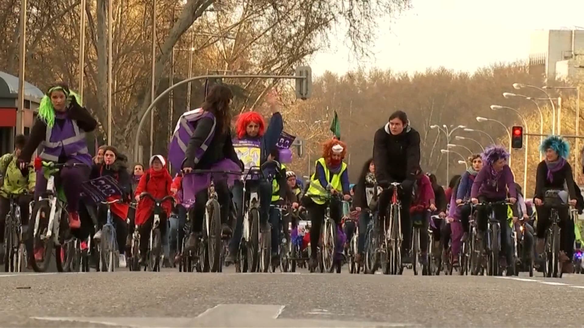 Des femmes à vélo dans les rues de Madrid. Des femmes à vélo dans les rues de Madrid.