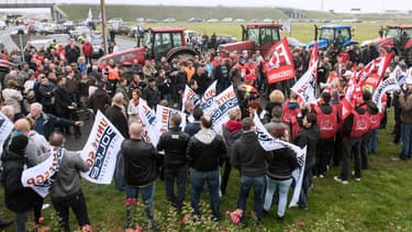 Une manifestation pour demander plus d'effectifs policiers à Calais, lundi 13 octobre 2014.