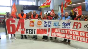 La centaine de syndicalistes a investi le terminal 1 de l’aéroport.