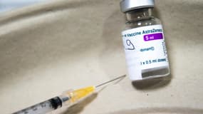 Une seringue et un flacon de vaccin AstraZeneca contre le Covid-19, à l'Hôpital San Giovanni Bosco de Turin, en Italie, le 19 mars 2021