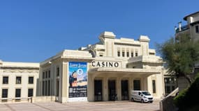 Devant le Casino de Biarritz où le tient la quatrième édition de Surfin'Bitcoin du 24 au 25 août 2023.