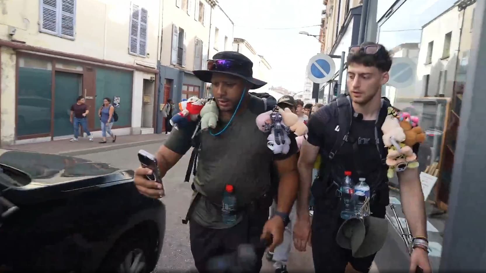 ACCIDENT DE VOITURE, AGRESSIONS... APRÈS LE ZEVENT, LA GALÈRE DES STREAMERS BYILHANN ET NICO POUR TRAVERSER LA FRANCE, À PIED