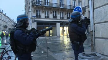 Les lanceurs de balles de défense sont mis en cause par les manifestants.