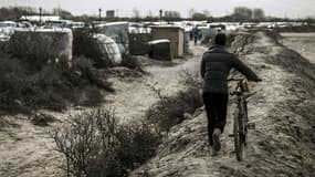 Un migrant dans la jungle de Calais le 30 mars 2016