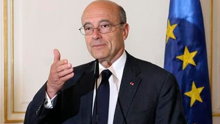 Le ministre des Affaires étrangères, Alain Juppé, a déclaré lundi que la mort d'Oussama ben Laden ne remettait pas en cause la présence militaire de la France en Afghanistan. /Photo prise le 2 mai 2011/REUTERS