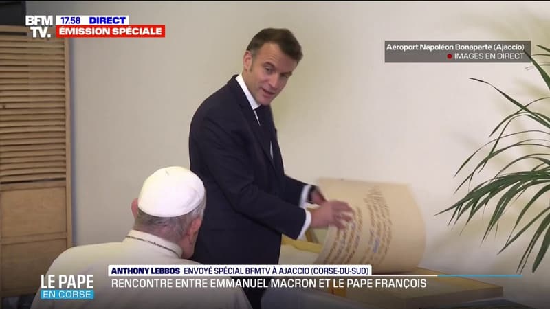 L'échange de cadeaux entre Emmanuel Macron et le pape François à Ajaccio