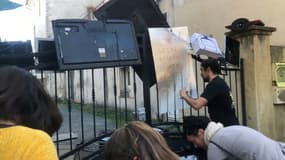 Devant la permanence de Castaner, à Forcalquier, les manifestants anti-pass cassent leurs télévisions