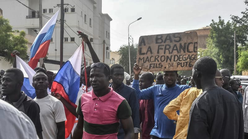 Niger: des milliers de manifestants devant l'ambassade de France à Niamey