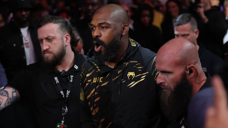 https://images.bfmtv.com/JLrOB2M2ToukY_qv3Mfpj0x9U0E=/166x266:1942x1265/800x0/images/L-Americain-Jon-Jones-avant-son-combat-a-l-UFC-contre-Stipe-Miocic-le-17-novembre-2024-2112582.jpg