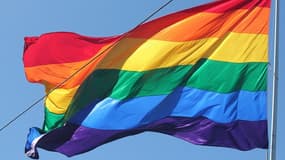 Le drapeau arc-en-ciel symbole de la communauté lesbienne, gaie, bisexuelle et transsexuelle
