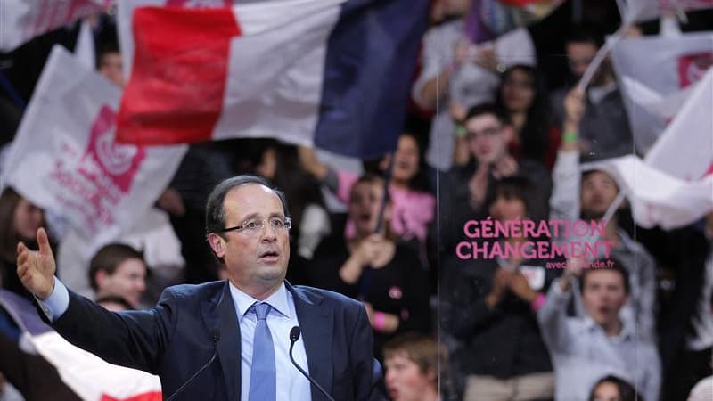 François Hollande a présenté samedi son projet présidentiel aux militants des jeunes socialistes réunis à Strasbourg et rappelé que cette classe d'âge serait la pierre angulaire de son quinquennat s'il était élu. /Photo prise le 19 novembre 2011/REUTERS/V