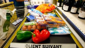 Les prix à la consommation en France ont légèrement reculé en mai, de 0,1% sur un mois, montrent les statistiques publiées mercredi par l'Insee. Sur un an, l'inflation ressort à 2,0%. /Photo d'archives/REUTERS/Eric Gaillard