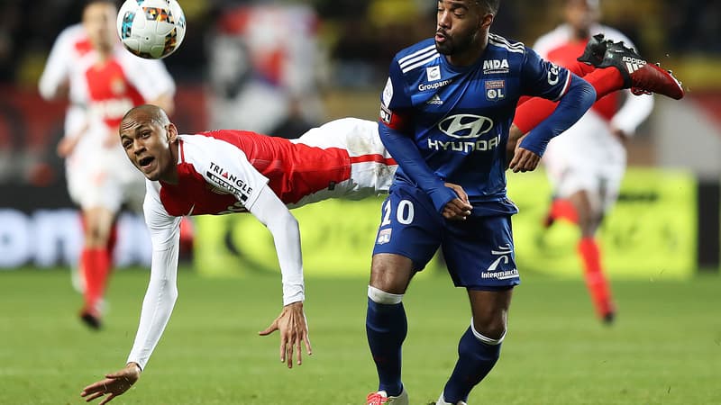 Alexandre Lacazette au duel avec Fabinho