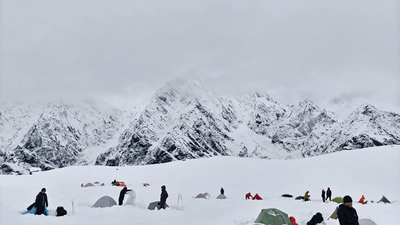 Un randonneur meurt de froid après de violentes chutes de neige en Chine, des centaines d'autres évacués