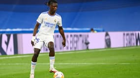 Le milieu de terrain français du Real Madrid, Eduardo Camavinga, contrôle le ballon pendant le match de championnat d'Espagne entre le Real Madrid et Celta Vigo au stade Santiago Bernabeu à Madrid, le 12 septembre 2021.
