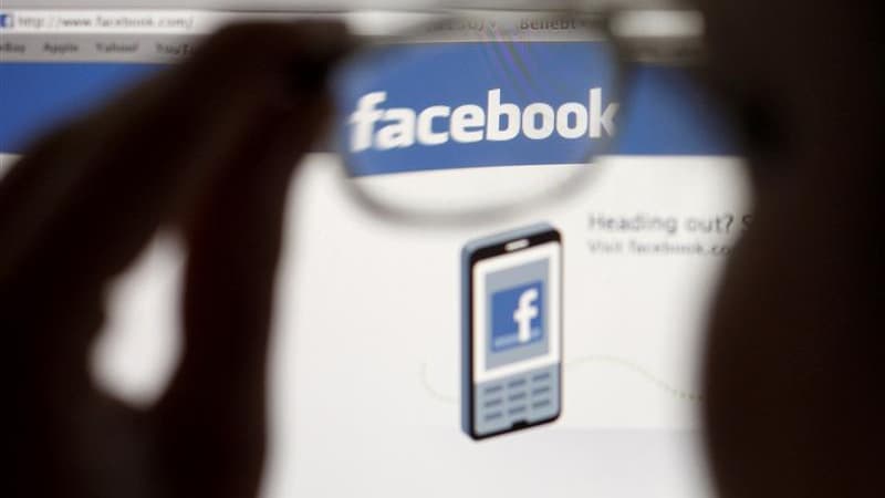 Découvrir les vacances de ses amis, leurs amours ou leurs succès professionnels sur Facebook peut engendrer envie, tristesse et solitude, selon une étude menée conjointement par deux universitaires allemands. /Photo d'archives/REUTERS/Thomas Hodel