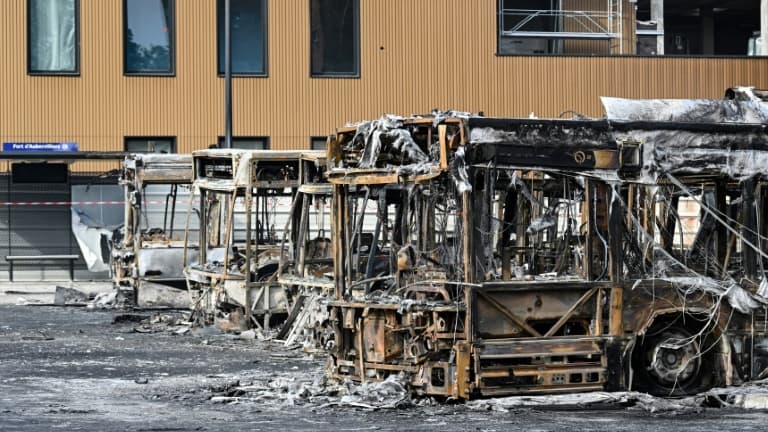 Des bus incendiés à Aubervilliers, en Seine-Saint-Denis, au nord de Paris, le 30 juin 2023