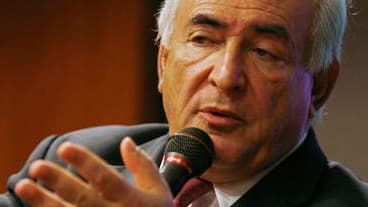 Entre obligations internationales et avenir national, Dominique Strauss-Kahn entame vendredi un long séjour en France ponctué d'interventions visant à rétablir un dialogue direct avec les Français. /Photo prise le 1er février 2011/REUTERS/Edgar Su