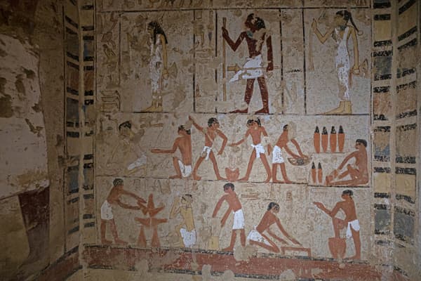 L'intérieur des tombes découvertes à Saqqara en Égypte est orné de scènes de la vie courante, le 26 janvier 2023