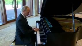 Ecoutez Vladimir Poutine jouer du piano, c'est particulier...