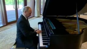 Ecoutez Vladimir Poutine jouer du piano, c'est particulier...